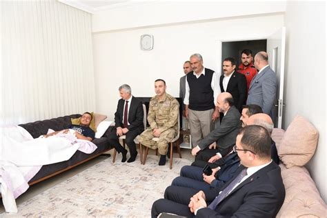 Kahramanmaraş Valisi Mükerrem Ünlüer terör örgütü mensuplarıyla çatışmada yaralanan askerleri ziyaret etti